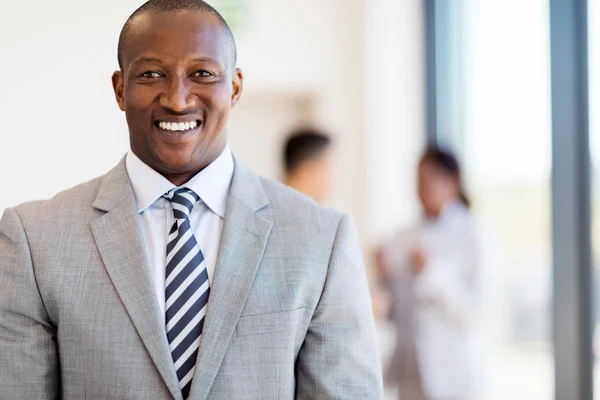 Empresário afro-americano no cargo — Fotografia de Stock