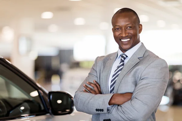 Auto dealer hoofdsom in voertuig showroom — Stockfoto