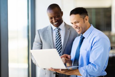 Dizüstü bilgisayar kullanan iş adamları