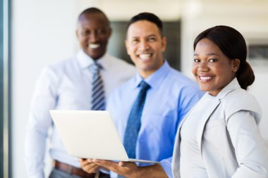 Dizüstü bilgisayar kullanan iş adamları