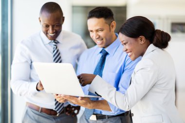 Dizüstü bilgisayar kullanan iş adamları