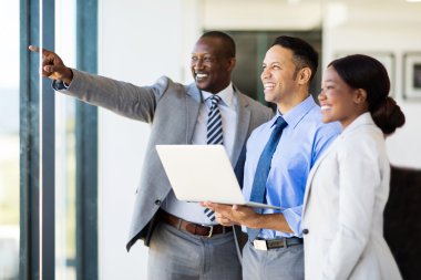 dizüstü bilgisayar ile çalışanları