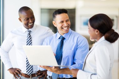 Dizüstü bilgisayar kullanan iş adamları