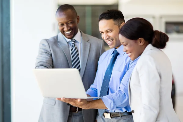 Zakenmensen die laptop gebruiken — Stockfoto