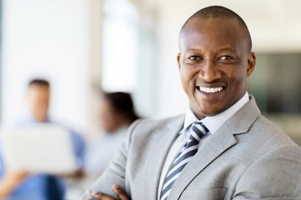 Feliz hombre de negocios africano — Foto de Stock