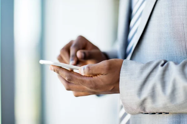 Affärsman textning på smart telefon — Stockfoto