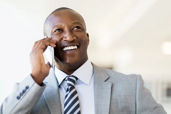 Affärsman som använder mobiltelefon — Stockfoto