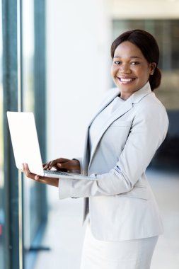 Dizüstü bilgisayar tutarak ofis çalışanı