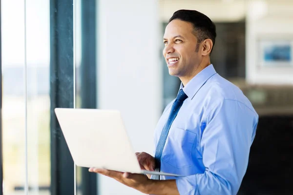 Hombre de negocios con ordenador portátil — Foto de Stock