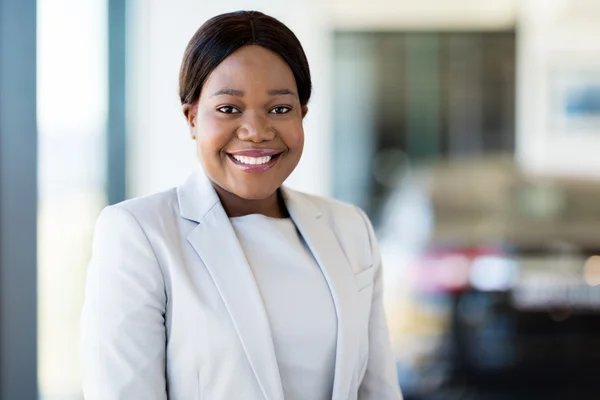 African saleswoman at car dealership — Stock Photo, Image