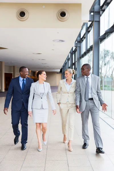 Les hommes d'affaires dans un bureau moderne — Photo