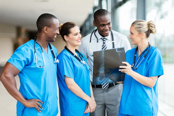 Gezondheidswerkers in ziekenhuis met x-ray — Stockfoto