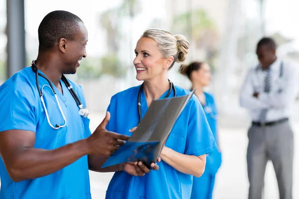 Gesundheitshelfer beim Röntgen — Stockfoto