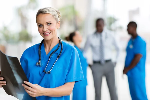 Schöne Krankenschwester — Stockfoto