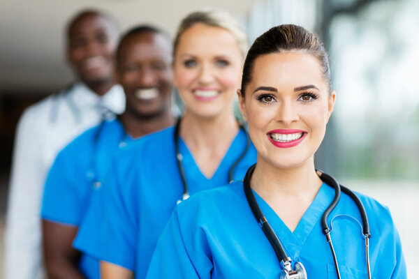 медицинские работники в больнице
