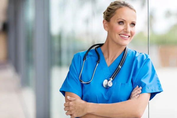 Trabajadora médica con los brazos cruzados —  Fotos de Stock