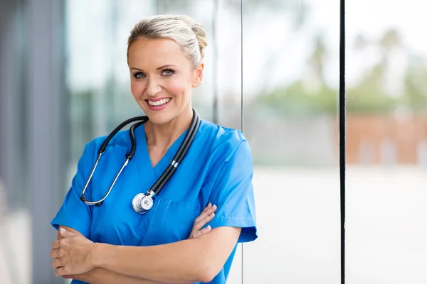 Trabalhador médico feminino com braços dobrados — Fotografia de Stock