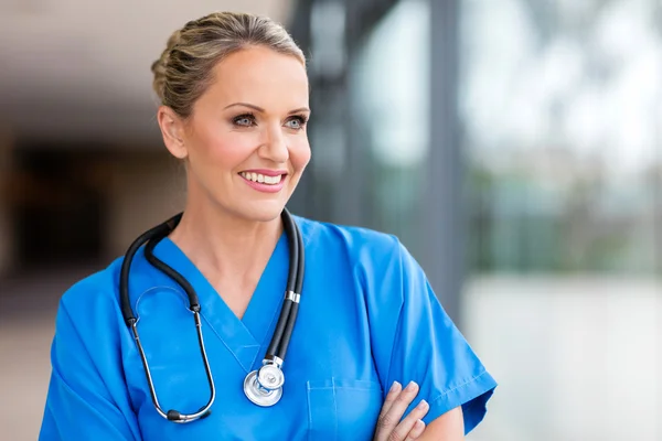 Trabajadora médica con los brazos cruzados —  Fotos de Stock