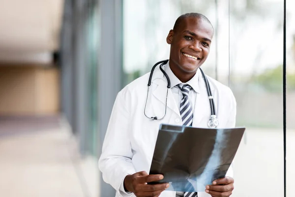 Medico Guardando X-Ray Film — Foto Stock