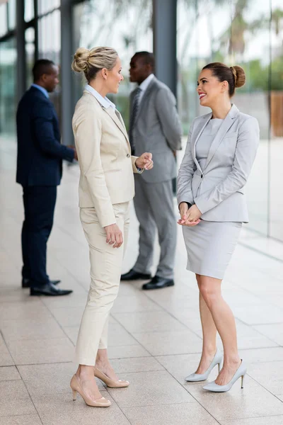 Colleagues having conversation in office — Stock Photo, Image