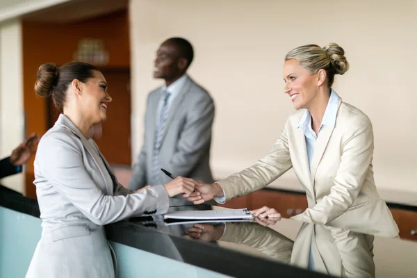 Businesswoman check in at hotel — Stock Photo, Image