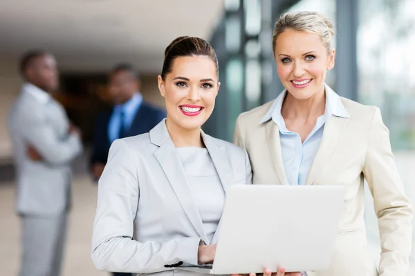 Zakenvrouwen die laptop op kantoor gebruiken — Stockfoto