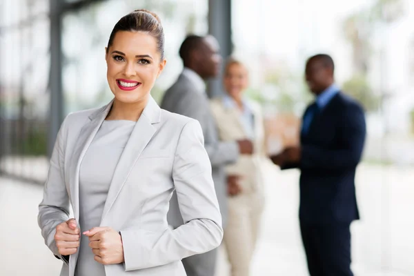 Selbstbewusste Geschäftsfrau im Amt — Stockfoto