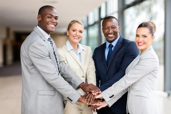 Equipo de negocios poniendo manos juntas — Foto de Stock