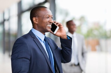 Cep telefonu kullanan bir iş adamı.