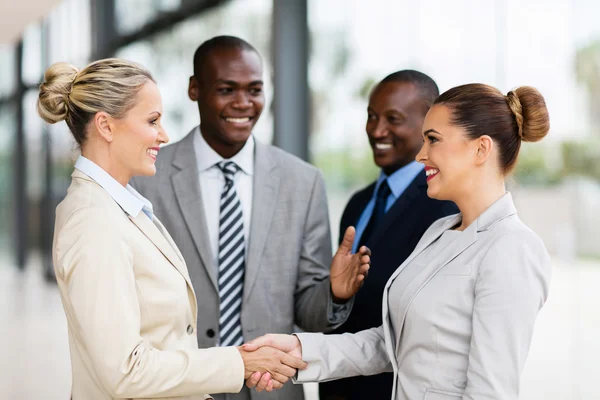 Pessoas de negócios handshaking — Fotografia de Stock