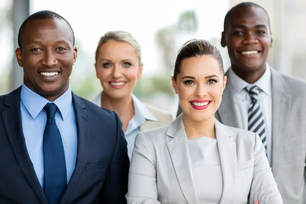 Empresarios en oficina moderna — Foto de Stock