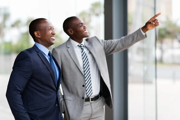 Empresários afro-americanos no cargo — Fotografia de Stock