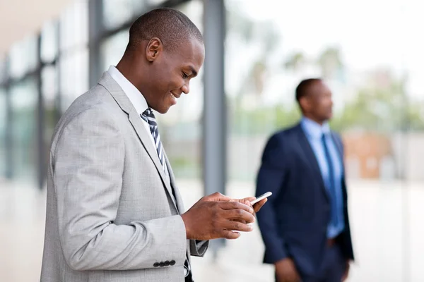 Empresario usando teléfono inteligente — Foto de Stock