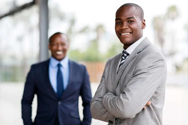 Empresários afro-americanos de boa aparência no escritório — Fotografia de Stock