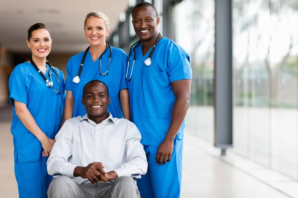 Hälso arbetstagare och handikappade patienten — Stockfoto