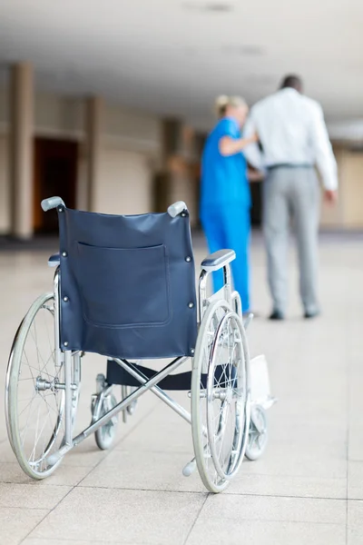 Verpleegkundige helpen patiënt te lopen — Stockfoto