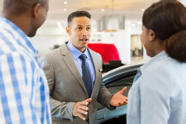 Vehicle dealer selling car to couple — Stock Photo, Image