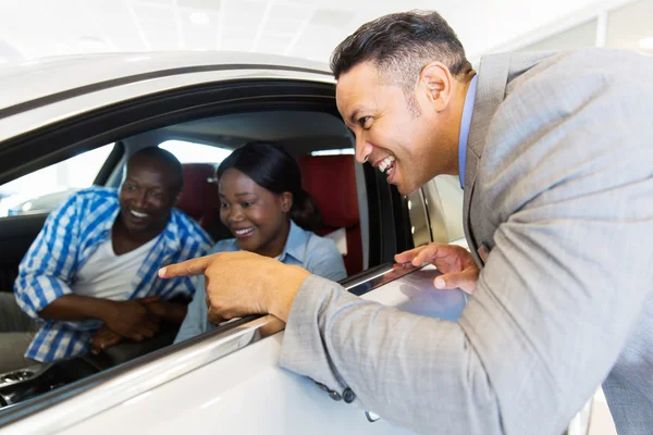 Vehicle dealer selling car to couple — Stock Photo, Image