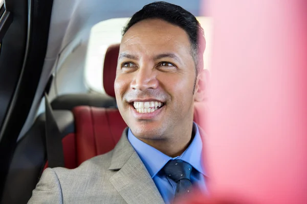 Geschäftsmann sitzt auf Rücksitz im Auto — Stockfoto