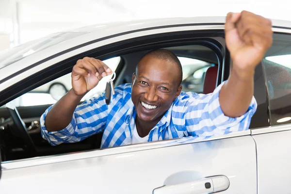 Uomo che mostra la chiave dell'auto — Foto Stock