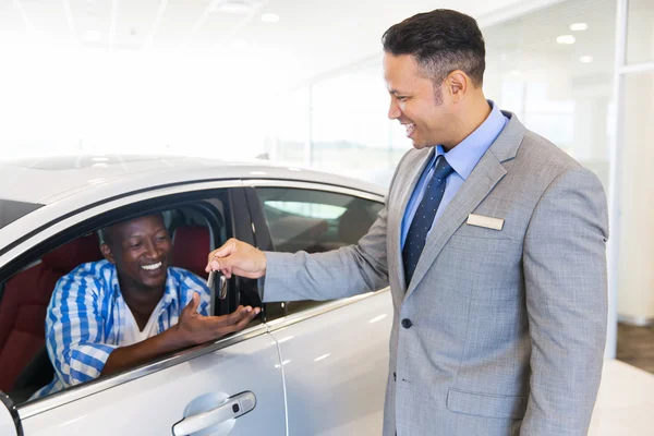 Dealer handing over key to customer — Stock Photo, Image