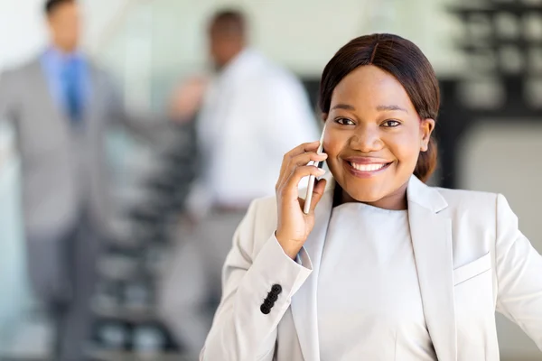 Zakenvrouw die mobiele telefoon gebruikt — Stockfoto