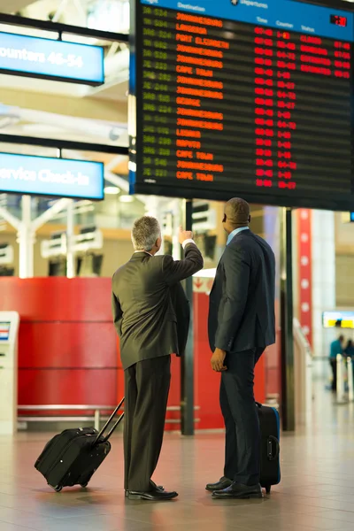 Socios comerciales que verifican información de vuelo —  Fotos de Stock