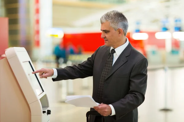 Viaggiatore business in aeroporto — Foto Stock