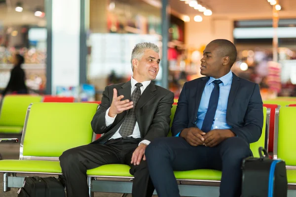 Empresarios esperando su vuelo — Foto de Stock