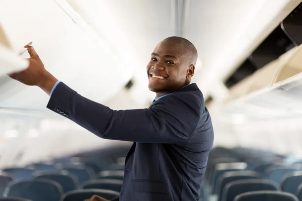 Αφρικανικός-αμερικανικός επιχειρηματίας σε αεροπλάνο — Φωτογραφία Αρχείου