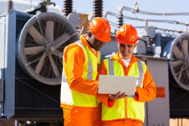 Teknik işçi iş tartışıyor
