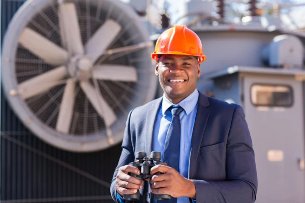 Industriekaufmann mit Fernglas — Stockfoto