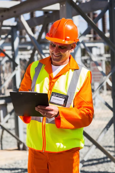 Técnico tomando lecturas — Foto de Stock