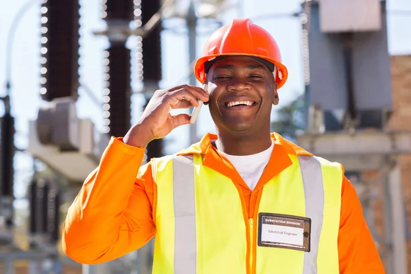 Eletricista Africano usando telefone celular — Fotografia de Stock